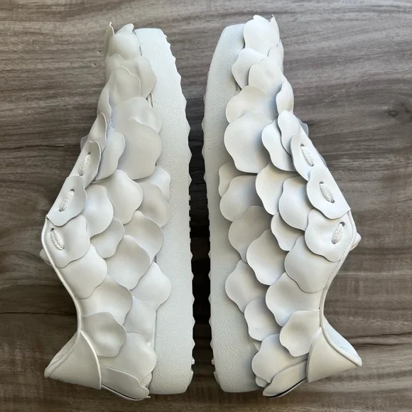 Valentino Garavani White Floral Appliqué Slip-On Sneakers - Picture 4 of 10